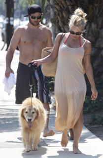 Pamela Anderson feet photo thumbnail