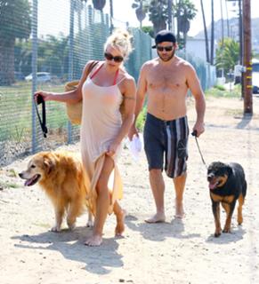 Pamela Anderson feet photo thumbnail