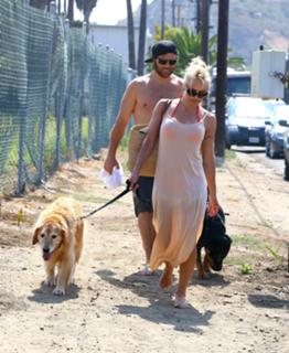 Pamela Anderson feet photo thumbnail