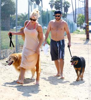 Pamela Anderson feet photo thumbnail