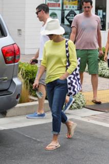 Reese Witherspoon feet photo thumbnail