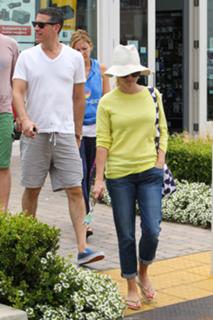 Reese Witherspoon feet photo thumbnail