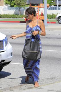 Halle Berry feet photo thumbnail