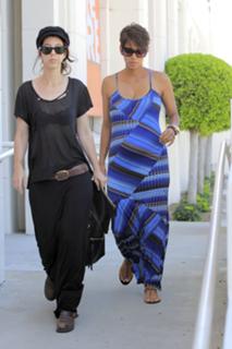 Halle Berry feet photo thumbnail