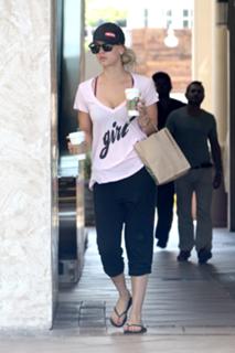 Kaley Cuoco feet photo thumbnail