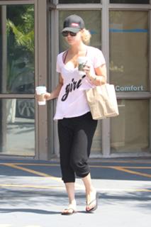 Kaley Cuoco feet photo thumbnail