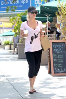 Kaley Cuoco feet photo thumbnail
