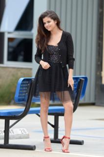 Selena Gomez feet photo thumbnail