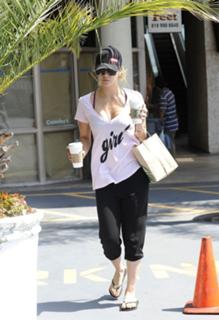 Kaley Cuoco feet photo thumbnail