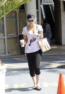 Kaley Cuoco feet photo thumbnail
