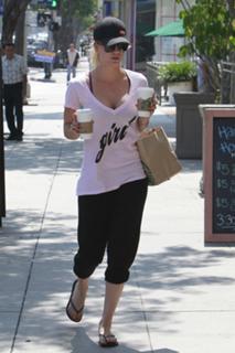Kaley Cuoco feet photo thumbnail
