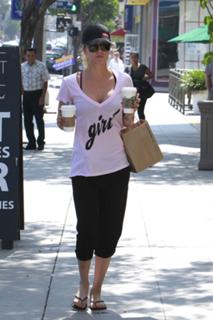 Kaley Cuoco feet photo thumbnail