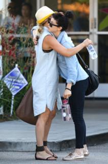 Kaley Cuoco feet photo thumbnail
