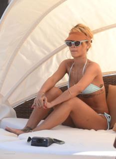 Rihanna feet photo thumbnail