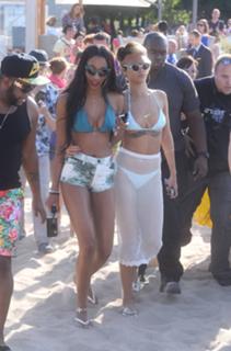 Rihanna feet photo thumbnail