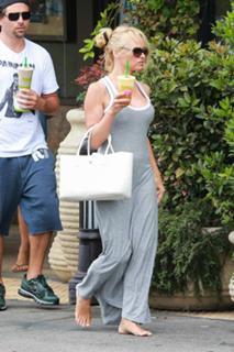 Pamela Anderson feet photo thumbnail