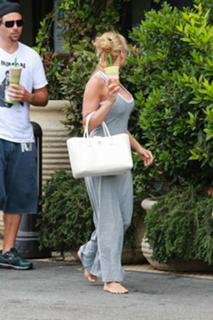 Pamela Anderson feet photo thumbnail