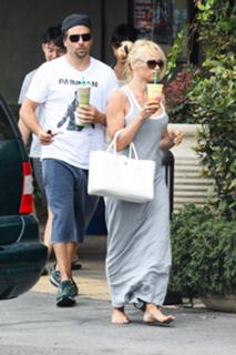 Pamela Anderson feet photo thumbnail