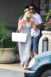 Pamela Anderson feet photo thumbnail