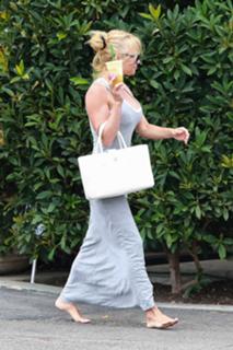 Pamela Anderson feet photo thumbnail