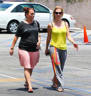 Jennie Garth feet photo thumbnail