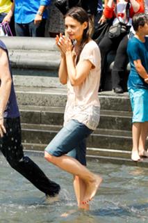 Katie Holmes feet photo thumbnail