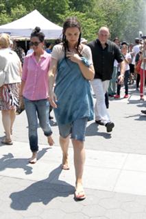 Katie Holmes feet photo thumbnail