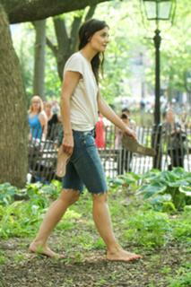 Katie Holmes feet photo thumbnail