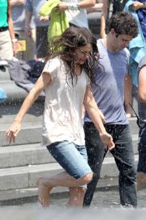 Katie Holmes feet photo thumbnail