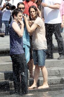 Katie Holmes feet photo thumbnail