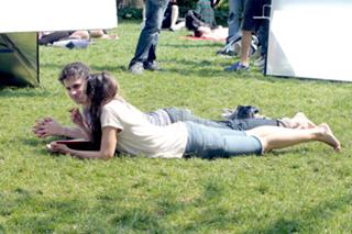 Katie Holmes feet photo thumbnail