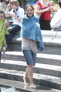 Katie Holmes feet photo thumbnail