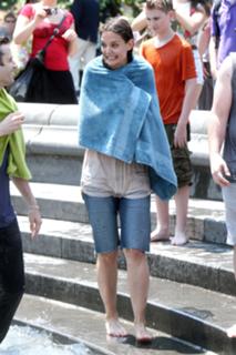 Katie Holmes feet photo thumbnail
