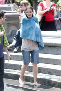 Katie Holmes feet photo thumbnail