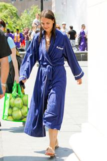 Katie Holmes feet photo thumbnail