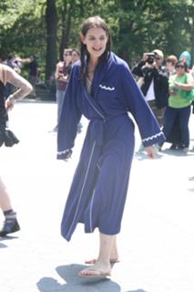 Katie Holmes feet photo thumbnail
