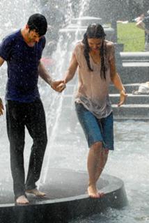 Katie Holmes feet photo thumbnail