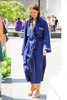 Katie Holmes feet photo thumbnail