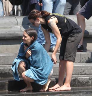 Katie Holmes feet photo thumbnail