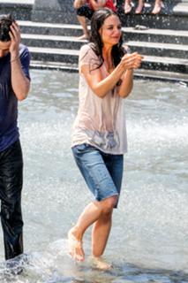 Katie Holmes feet photo thumbnail