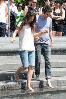 Katie Holmes feet photo thumbnail