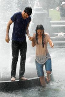 Katie Holmes feet photo thumbnail