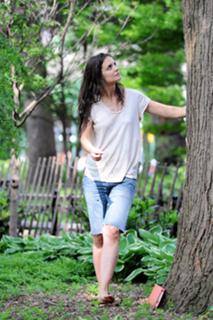Katie Holmes feet photo thumbnail