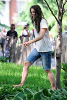 Katie Holmes feet photo thumbnail