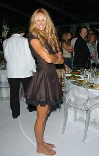 Elle Macpherson feet photo thumbnail