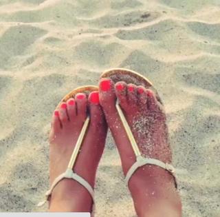 Shay Mitchell feet photo thumbnail