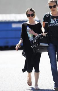 Ashlee Simpson feet photo thumbnail