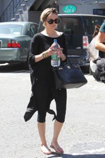 Ashlee Simpson feet photo thumbnail