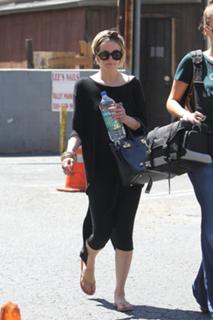 Ashlee Simpson feet photo thumbnail