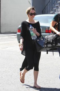 Ashlee Simpson feet photo thumbnail